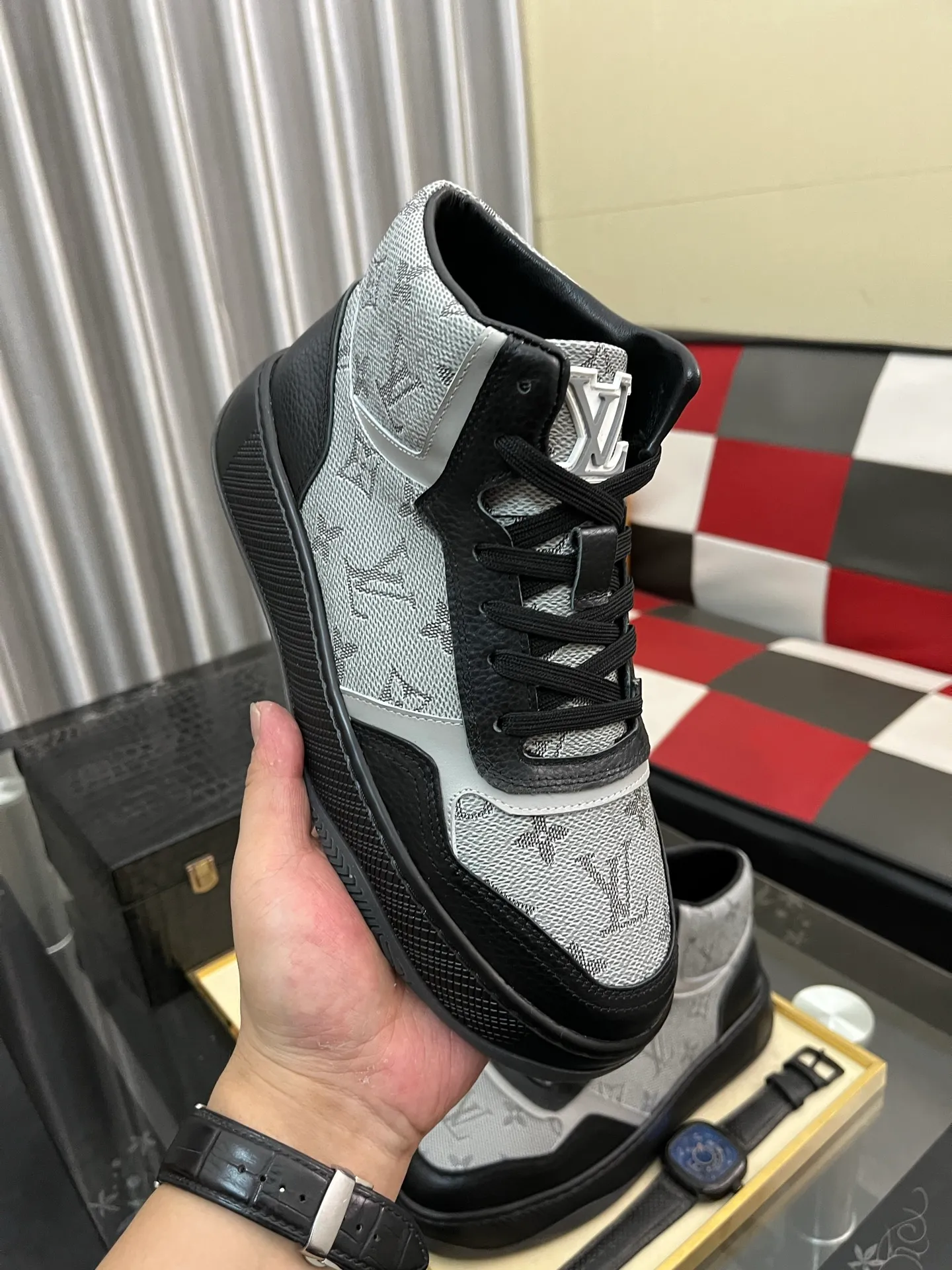 Ex-factory price: 438⌚️⌚️[LOUIS VUITTON] Same style as Louis Vuitton* official website 🚹Men's high-top casual shoes❤️Same style as popular celebrities and big names ~ Best-selling at home and abroad Lv focuses on the checkerboard series...Imported first-layer cowhide with special fabric ➕Full cotton, code number: 38-443️⃣Colors available